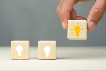 在学校里被同桌拉到没人的地方怎么办 在学校没人的地方被C